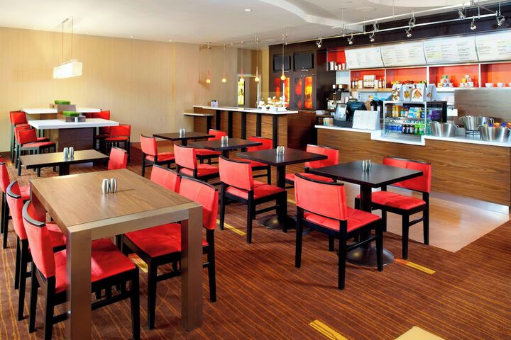Courtyard by Marriott Pittsburgh West Homestead / Waterfront