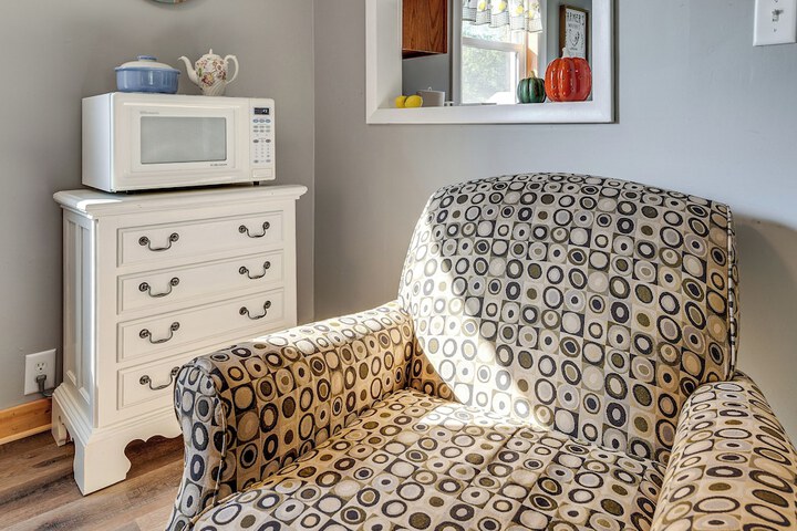 Wayland Retreat w / Deck: Walk to Downtown!