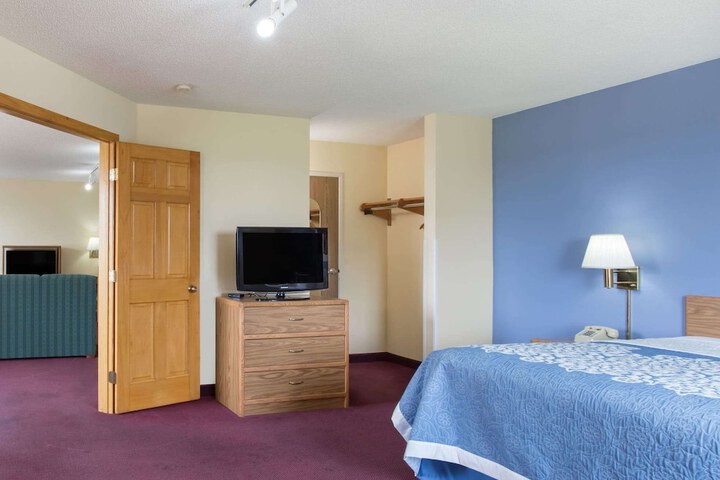 Days Inn by Wyndham Johnson Creek
