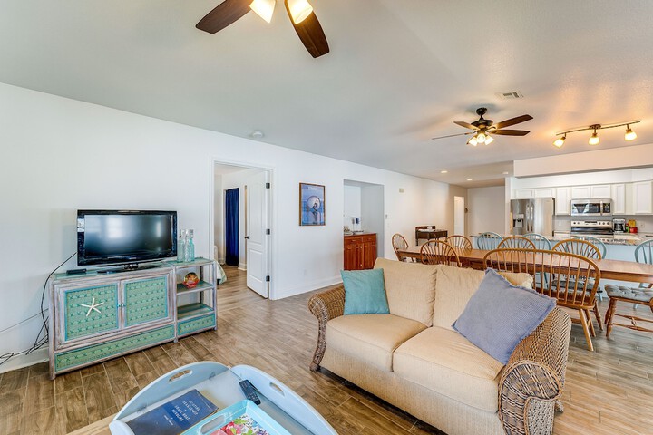 Breezy Englewood Condo w / Community Pool!