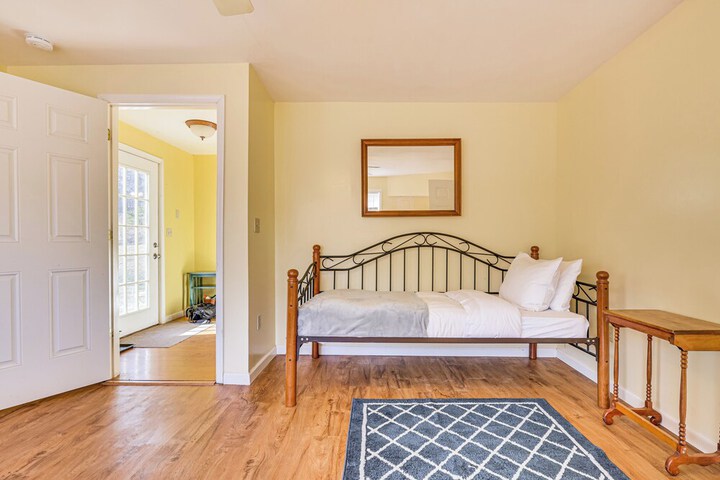 Family Home w / Game Room & Decks in Etlan!