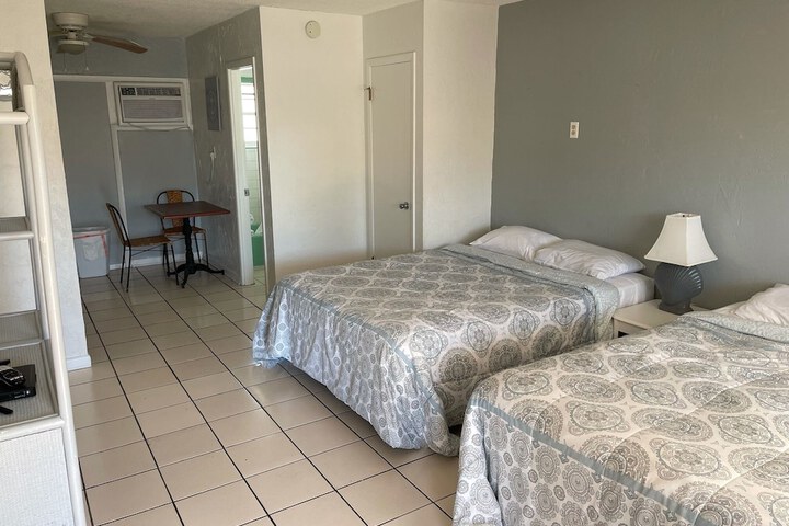 Room 13 of 20