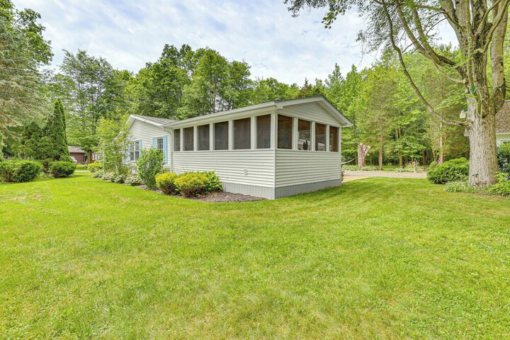 Family Home w / Hot Tub: 1/2 Mi to Lake Milton