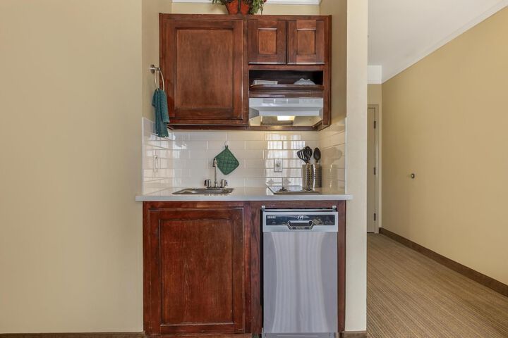 Best Western Plus Monica Royale Inn & Suites