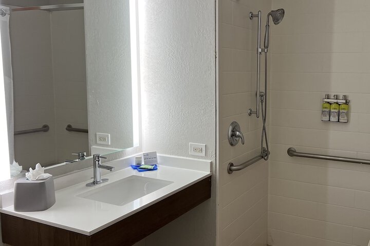 Holiday Inn Express & Suites Waukegan by IHG
