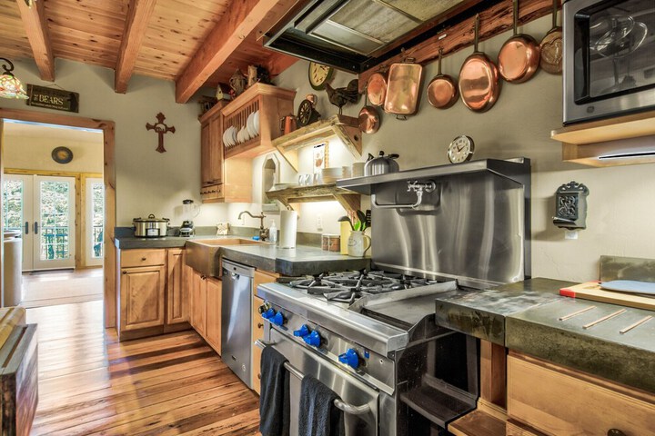 Mountain Getaway Cabinhot Tub & Pool Table4bd