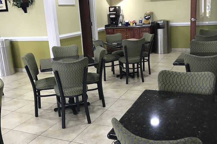 Days Inn & Suites by Wyndham Savannah North I-95