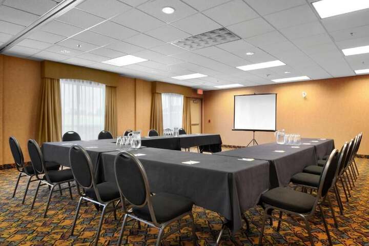 Days Inn & Suites by Wyndham Strathmore
