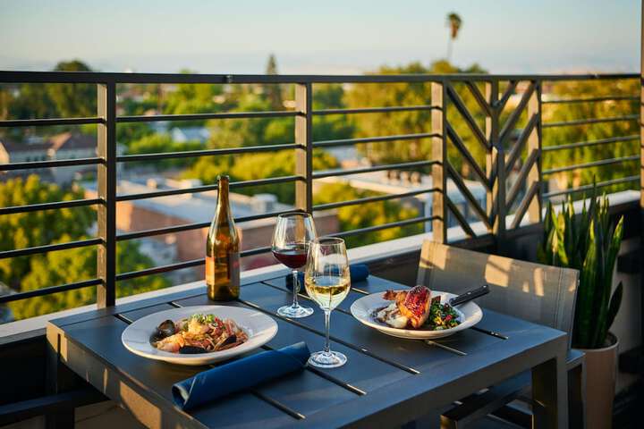 Dining 44 of 49