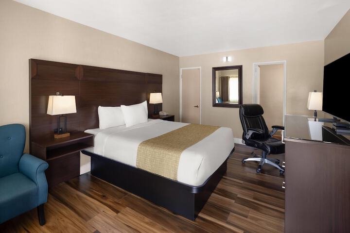 Travelodge by Wyndham Everett City Center