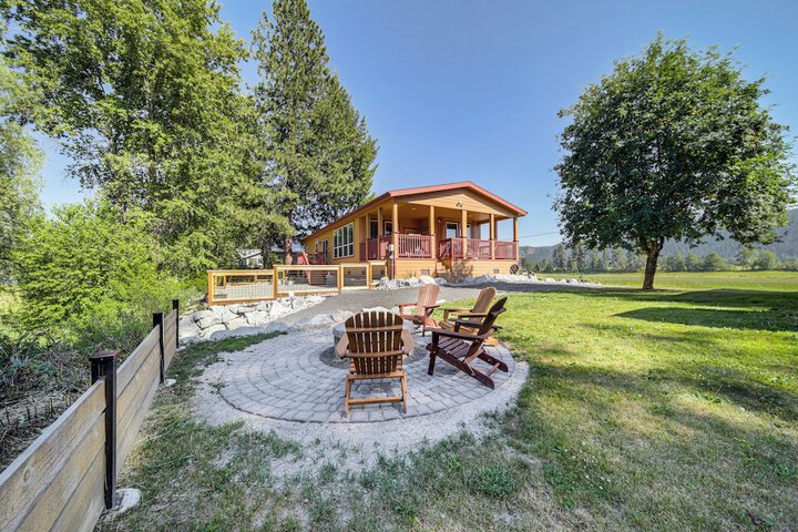 Newport Riverfront Home w / Deck + Fire Pit!