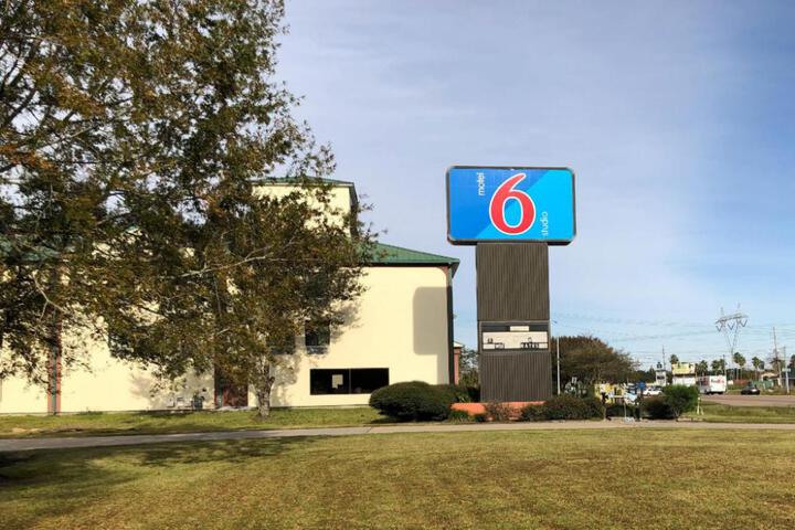Motel 6-La Place LA