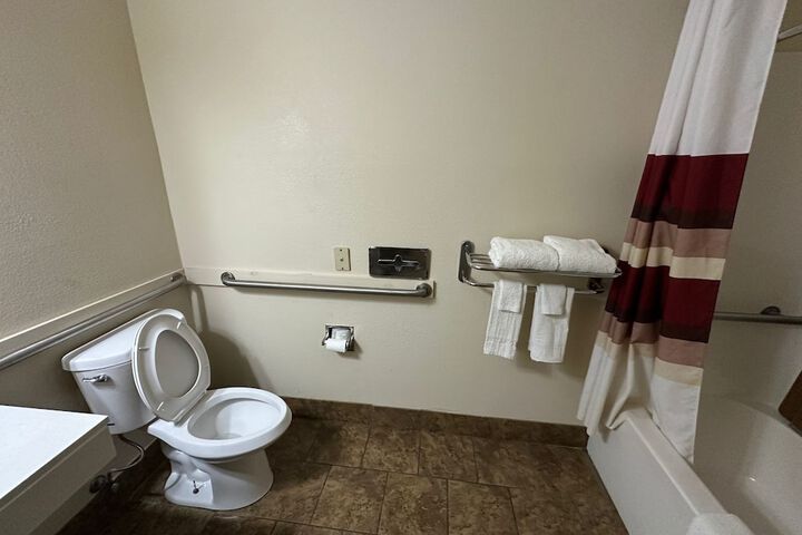 Econo Lodge Inn & Suites