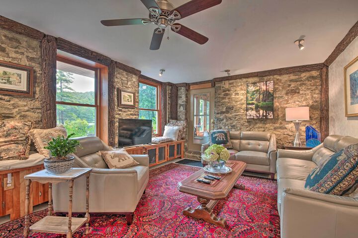 Lakefront Poconos Retreat w / Hot Tub Near Hiking!