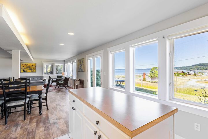 Private Beach Access + Water Views! Sleeps 18 Historic 6bdr Farmhouse w / Deck
