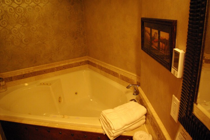 Hot Tub 55 of 63