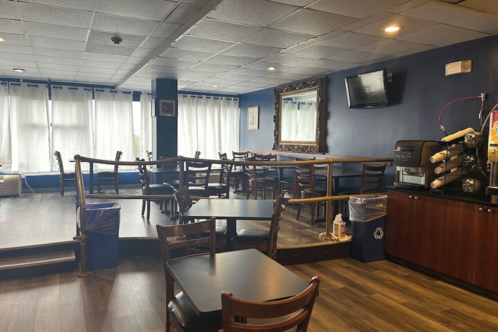 Hilltop Inn & Suites