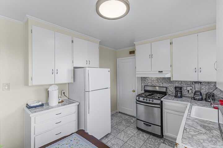 3 BD 2 Bath House Walkable To Bart, Free Parking, Views