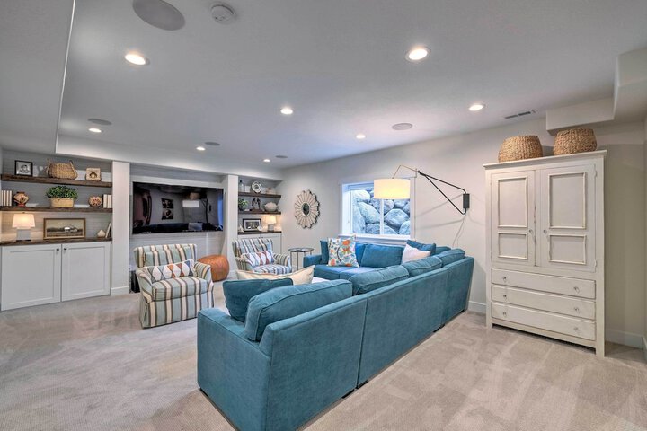 Vibrant Chic Home 20 Mi to Salt Lake City!