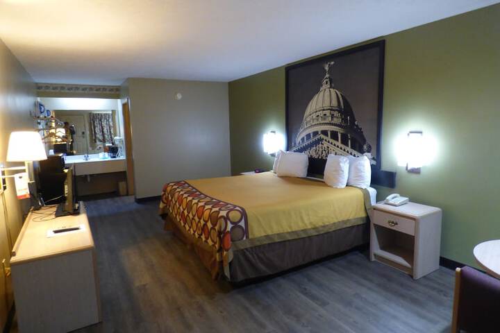 Room 10 of 27