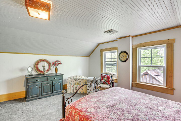 Spacious & Historic Cabin in New Haven w / Pond!