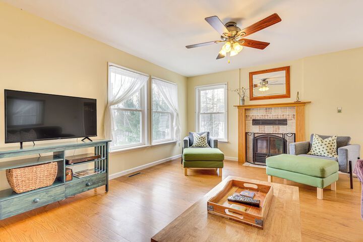 Family Home w / Game Room & Decks in Etlan!