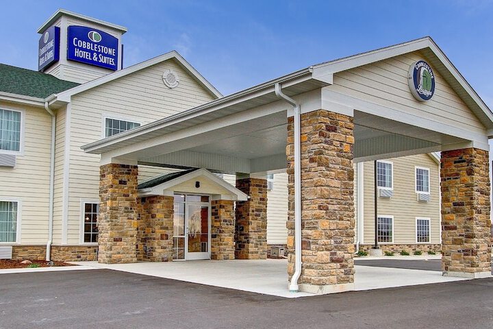 Cobblestone Hotel & Suites – Pulaski / Green Bay