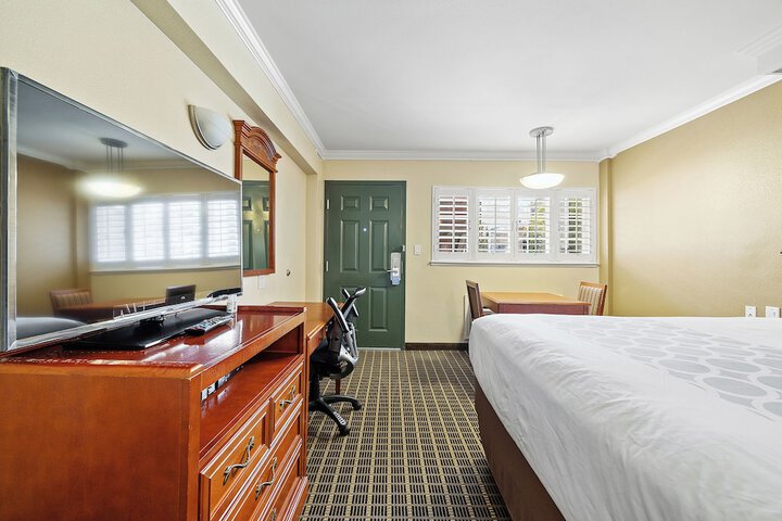 Alexis Park Hotel