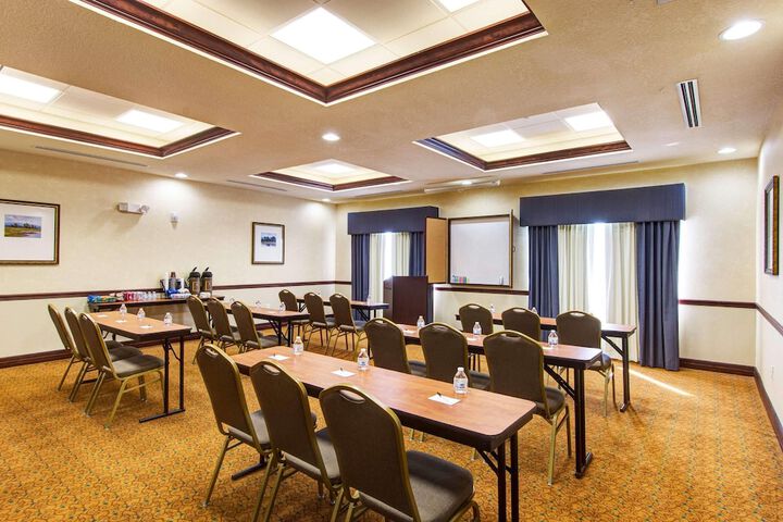 Country Inn & Suites by Radisson St. Petersburg - Clearwater, FL