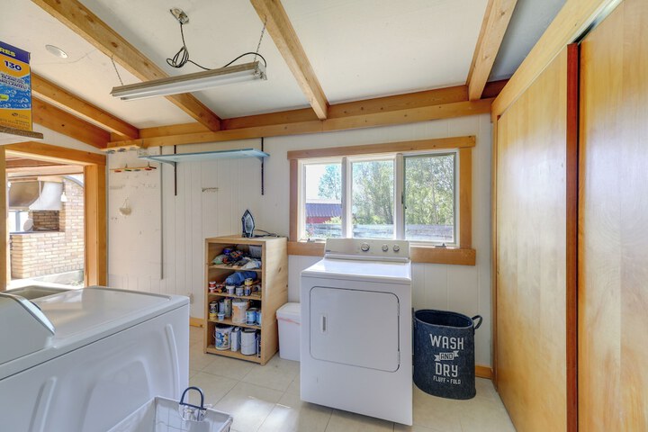 Spacious Pinedale Home w / Mountain Range View