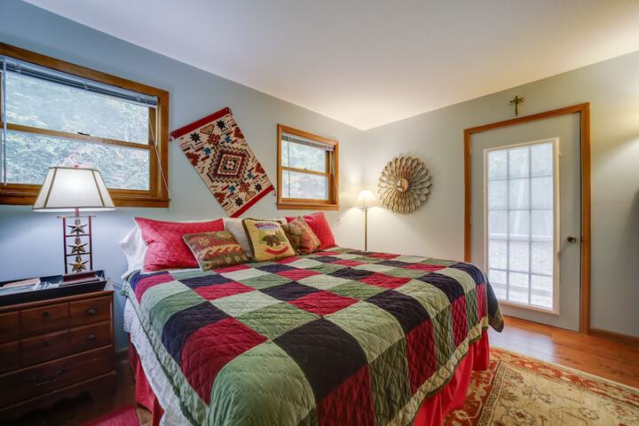 Robbinsville Vacation Rental w / Covered Balcony