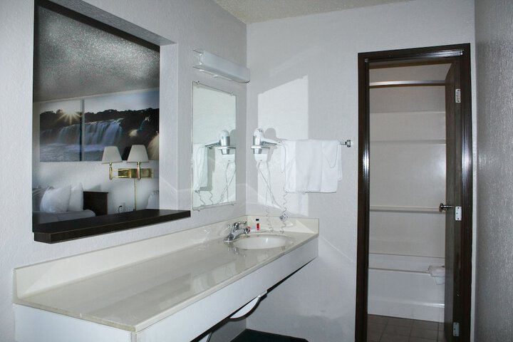 Room 17 of 40