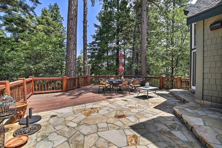 Incredible Lake Arrowhead Home w / Views & Decks!