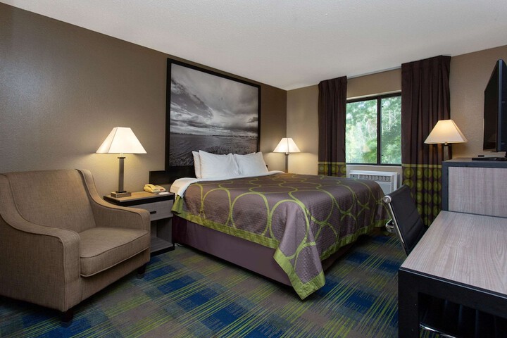 Super 8 by Wyndham Cromwell / Middletown