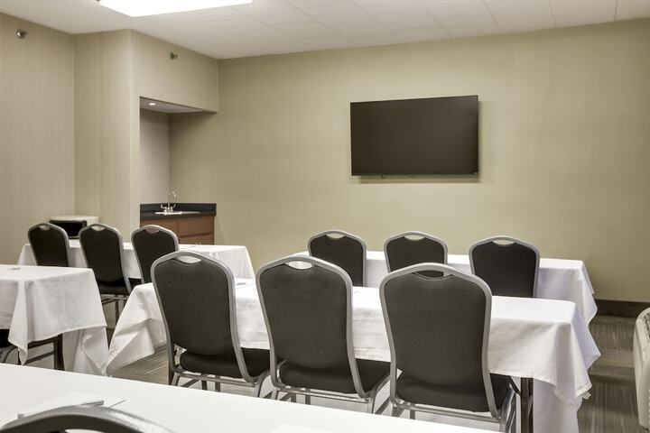 Pittsburgh Airport Inn and Suites