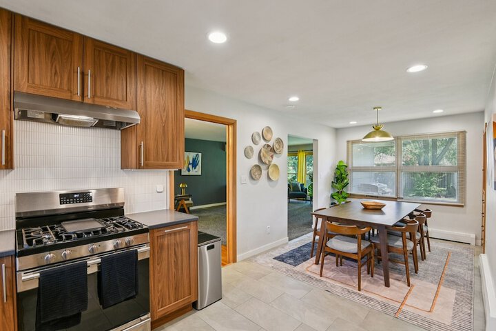 Iowa City 4br Backyard Walk To Stadium 4 Bedroom Home