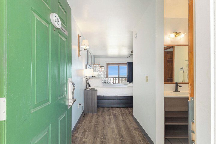 Snyders Shoreline Inn
