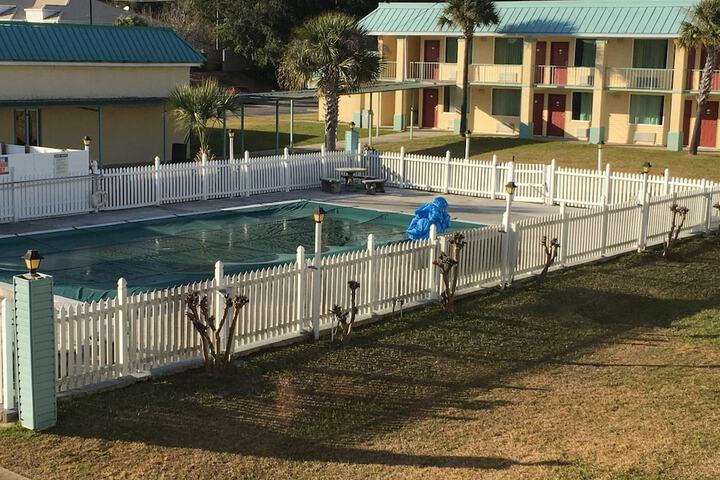 Pool 4 of 20