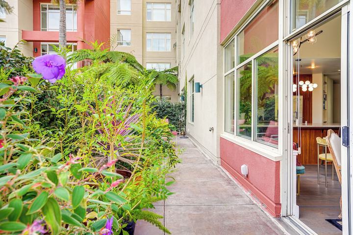 Luxe Condo w / Private Patio & Perks in Emeryville!