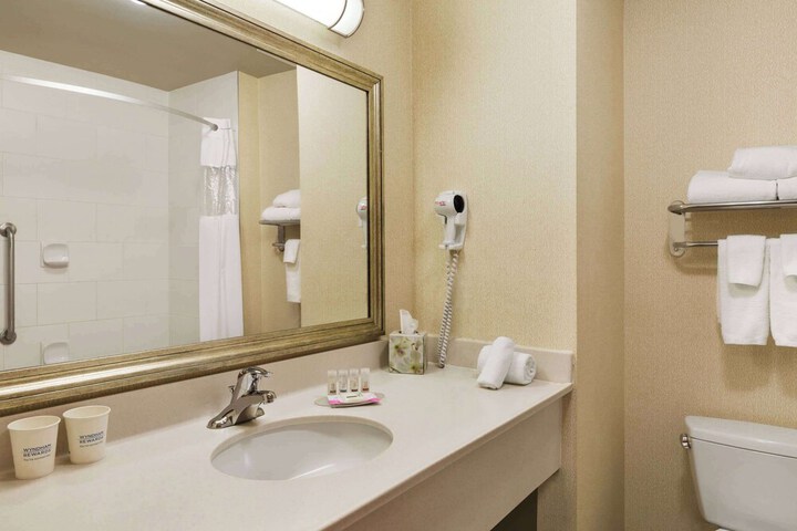 Days Inn & Suites by Wyndham Edmonton Airport