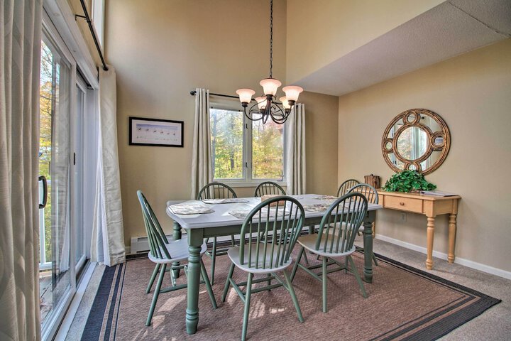 Ski-in Ski-out Okemo Oasis w / Deck + Mtn View!