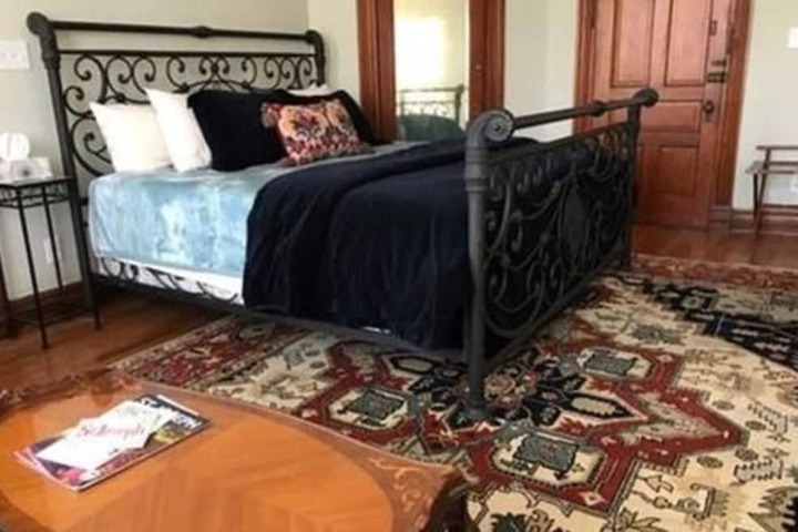 Vineyard Mansion & Carriage House Bed & Breakfast