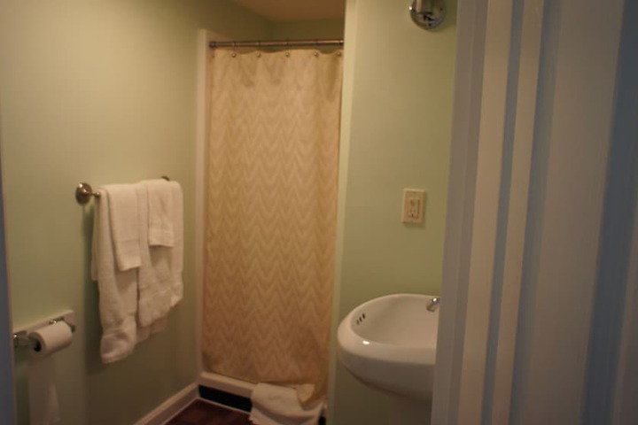 Room 21 of 34