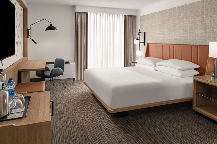 Sheraton Milwaukee Brookfield Hotel
