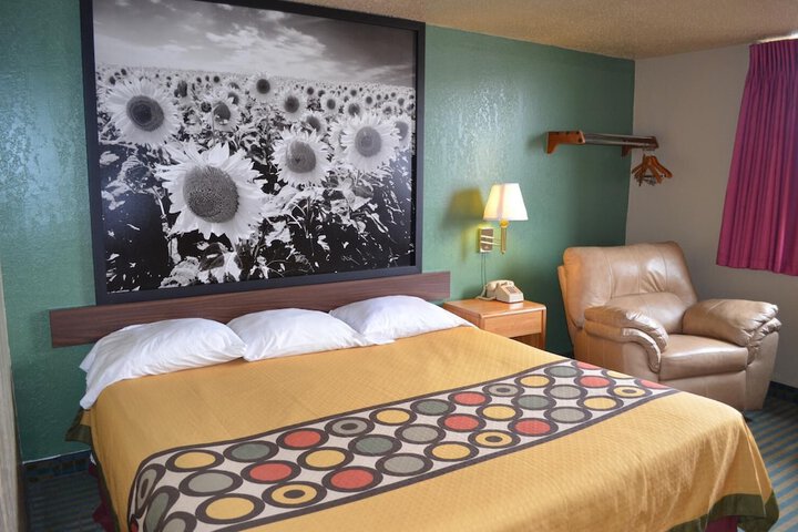 Super 8 by Wyndham Devils Lake