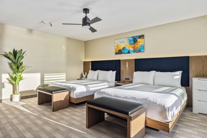 456 Embarcadero Inn & Suites