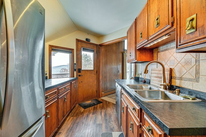 Near Canandaigua Lake: Retro Cabin w / Deck & Views