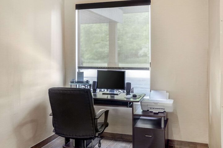 Business Center 32 of 32