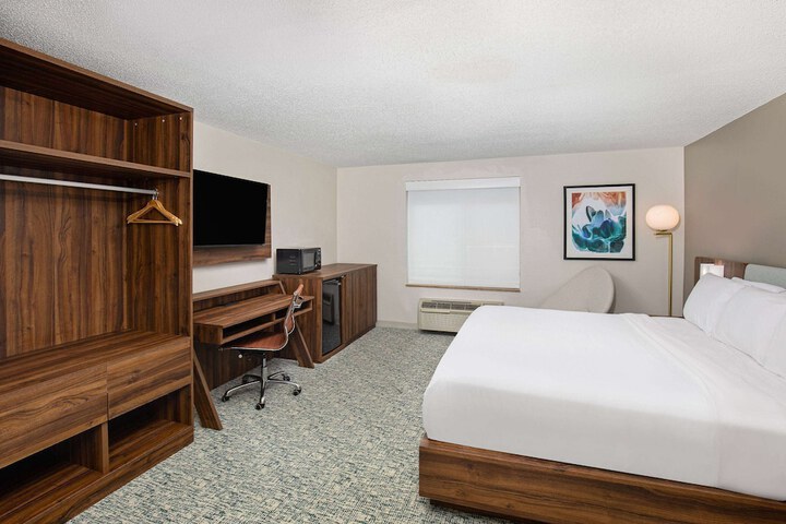 Room 30 of 83