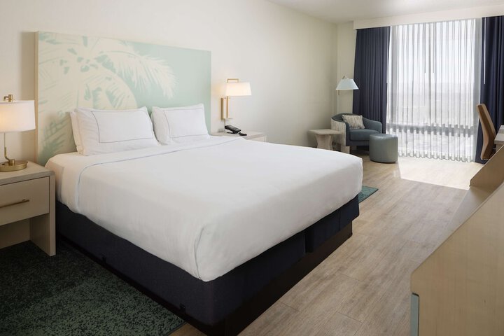 Hotel Dello Ft. Lauderdale Airport Tapestry Collection by Hilton